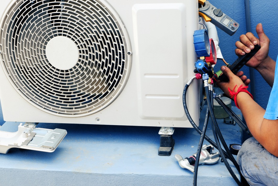 Air Conditioning Technician is Repairing air conditioner ventura ca